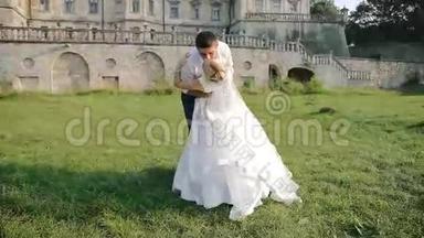 年轻夫妇在城堡附近接吻
